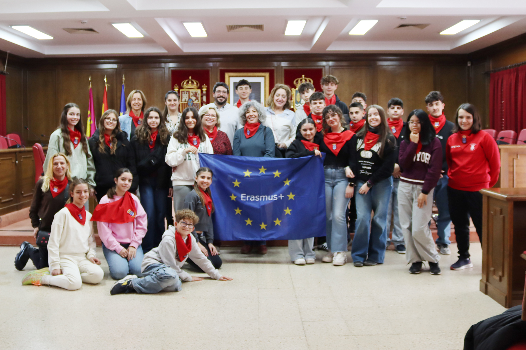 Diferentes momentos de la visita al Ayuntamiento. Fotografías: Ayuntamiento de Azuqueca